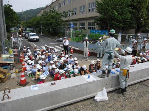 中橋架け替え工事見学会の様子