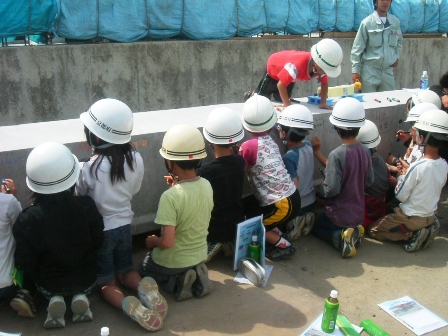 平成21年5月の中橋架け替え工事見学会で橋桁にサインをする児童たち