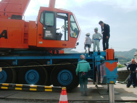 大型クレーンの運転席へ