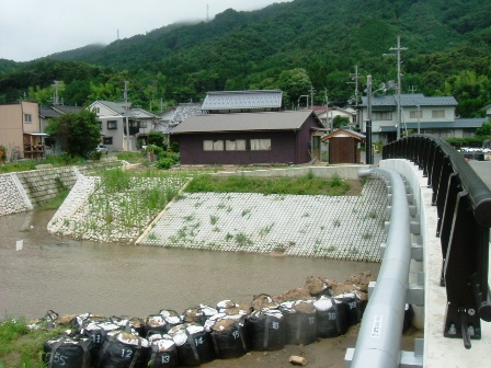 善光橋右岸側からみたイボ地蔵さま