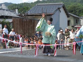 中橋の安全祈願を見守る児童たち