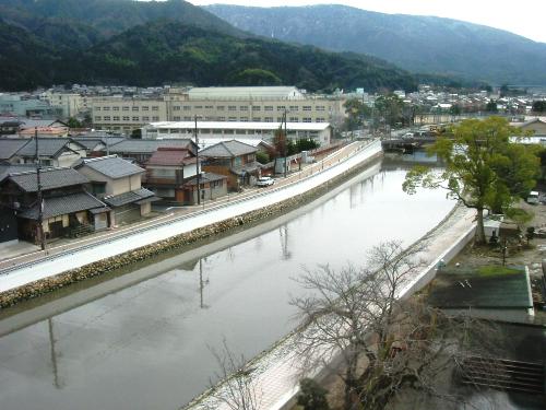 宮津市役所より城壁風護岸を望む