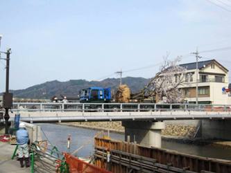 右岸側から左岸側へ京口橋を移動中の古木