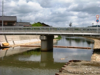 京口橋と汚濁防止フェンス