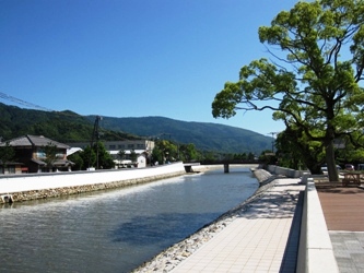 大手川ふれあい広場とプロムナードから上流の中橋を望む