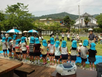 大手川ふれあい広場で行われた宮津幼稚園の七夕まつり