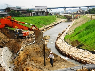 大橋下流の工事現場