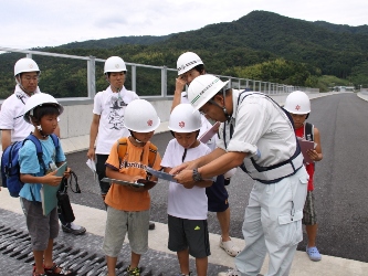 宮津6号橋の上で説明を受ける児童たち