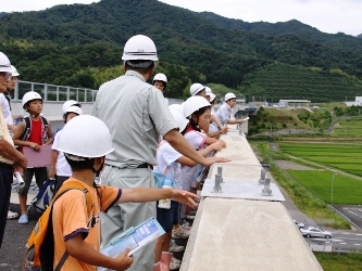 橋の上から大手川を見下ろす参加者たち