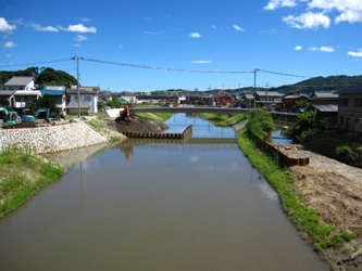 新松原橋から下流（松原橋）を望む2010年夏