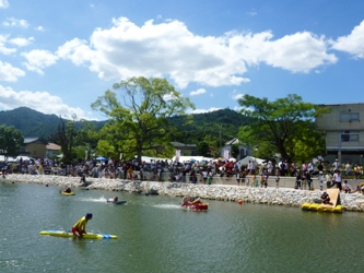 大手川ふれあい広場からレースを見守る観客