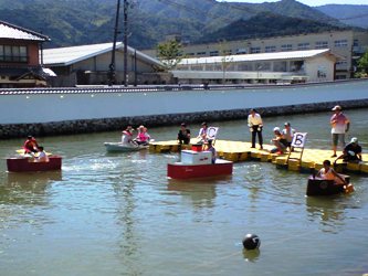 ダンボール舟レースジュニアの部の様子