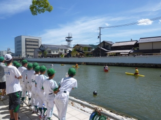 ダンボール舟レースの様子