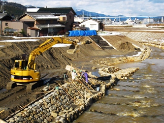 堂ノ下橋下流の親水広場の工事の様子