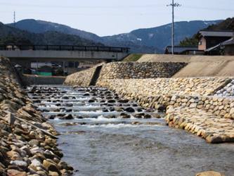 堂ノ下橋下流の親水広場