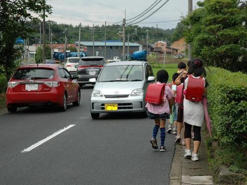 現道を登校中の小学生が危険な様子
