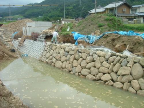 大手川の石積み