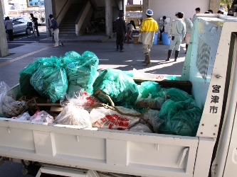 2009年の作業の様子　集まったゴミ袋