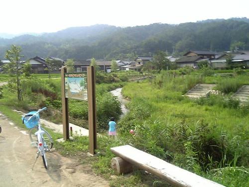 岩屋川の環境護岸整備状況とそこで遊ぶ子供達の写真