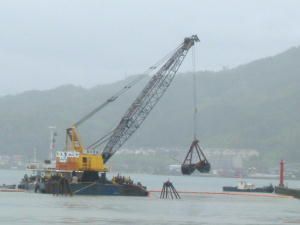 台船で土砂を浚渫している状況です。