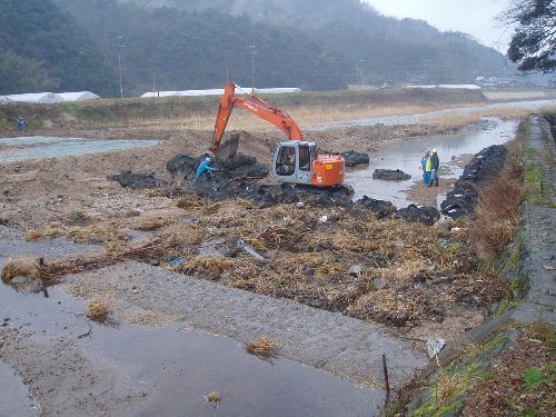 袋詰玉石工による落差工の工事（五領堰）