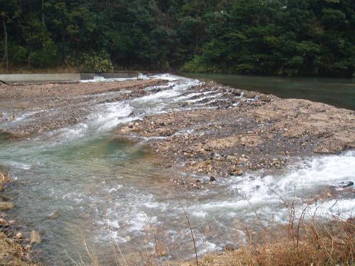 袋詰玉石工による落差工の工事事例（井ノ内堰）