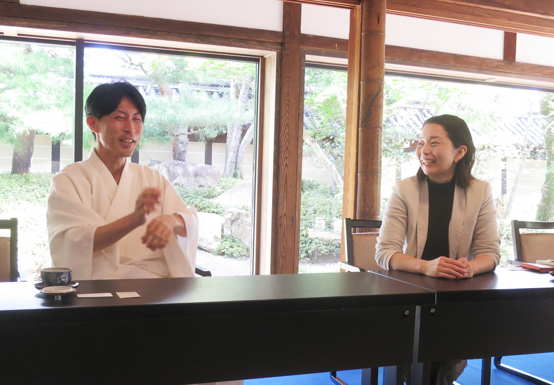 （写真左）北野天満宮 禰宜/総務部長・東川楠彦さん、（右）北野文化研究所 室長・松原史さん