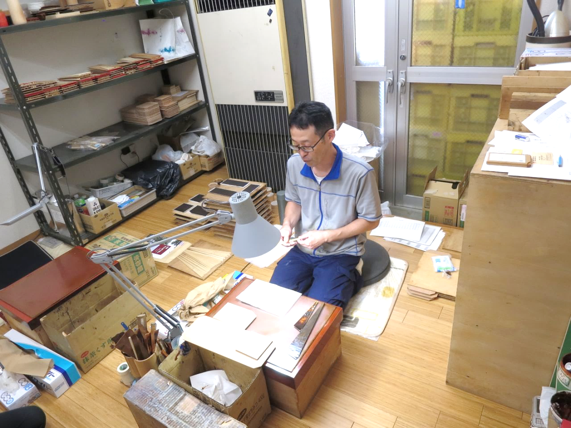 漆職人　製造部長・取締役　青木健一さん