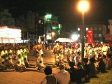 駅前広場での盆踊り