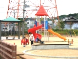 整備された公園で遊ぶ親子