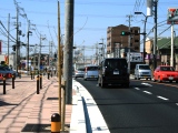 沿道では商業施設の立地が見られる