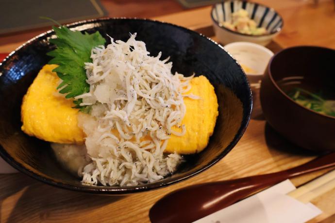 釜揚げしらすだし巻き丼