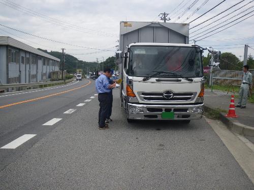 産業廃棄物路上検問の様子